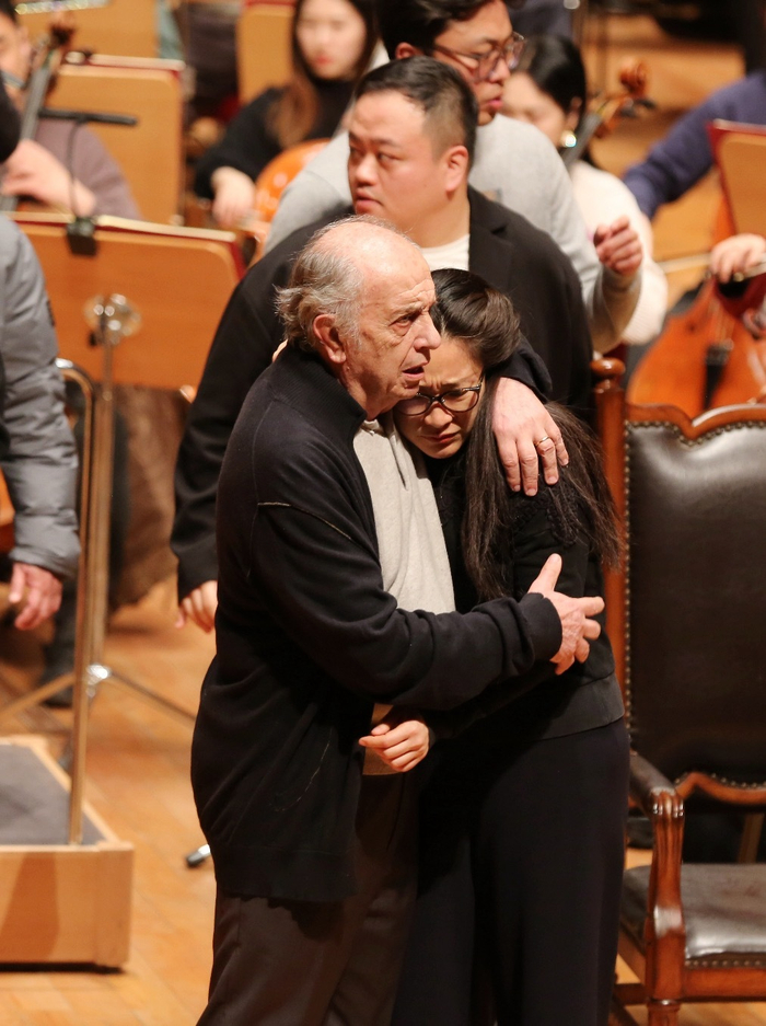 排练现场，列奥·努奇和于冠群