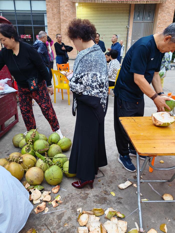 我这60多岁的老妈 去个菜市场都要收拾的整整齐齐 刚才我披着外套就要下楼