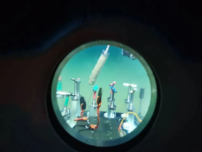 科研人员通过载人潜水器对深海沉积物进行取样。（受访单位供图）