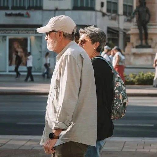 我退休金8000，生病了才明白：身体不好，千万不要到处跟人说