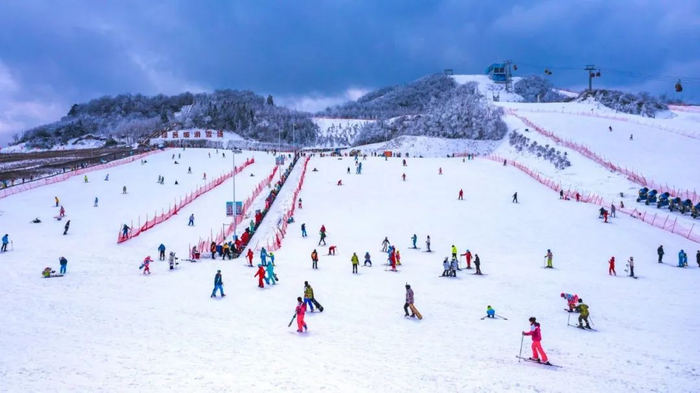 △巴东绿葱坡滑雪场