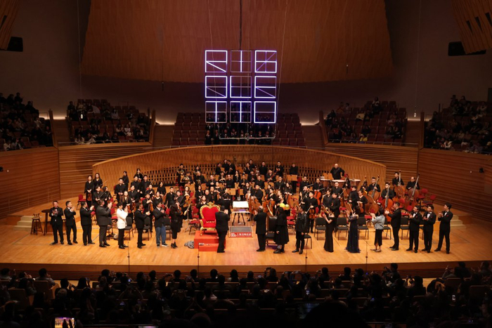 演出谢幕时收获了全场观众的掌场和敬意。