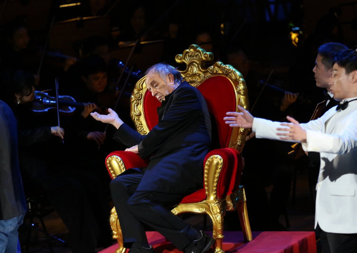 扮演弄臣的83岁的意大利男中音努奇