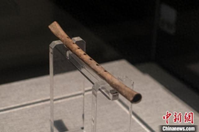 资料图：河南博物院“镇院之宝”贾湖骨笛。中新社记者 李超庆 摄