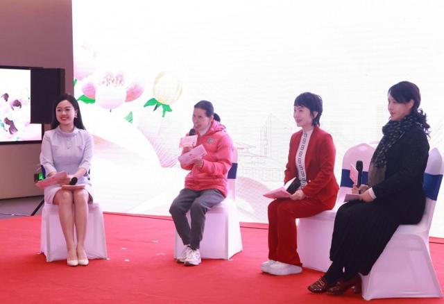 （右2为李志珍女士）