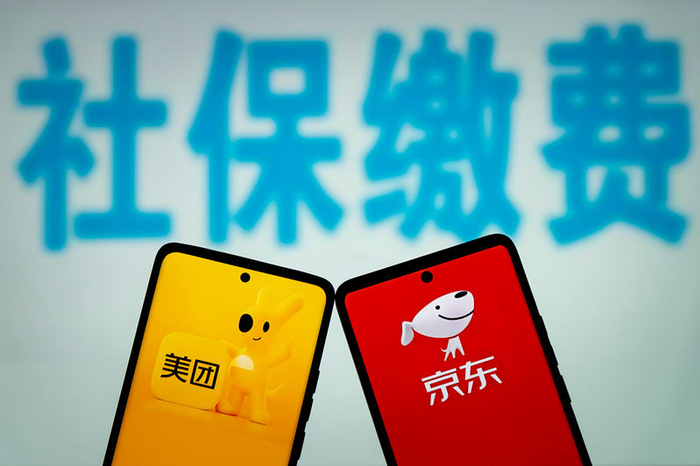 近期，京东、美团和饿了么陆续宣布将逐步为外卖骑手缴纳社保，这一消息引发广泛关注。图/IC photo