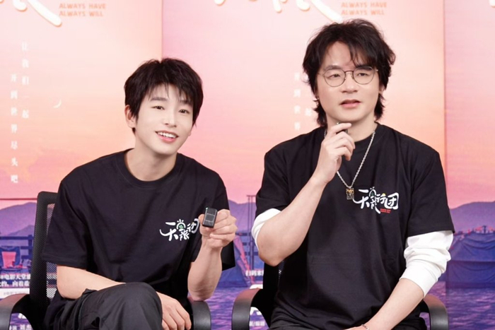 张嘉佳（右）、彭昱畅接受澎湃新闻专访。