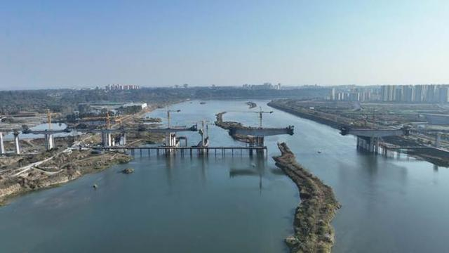 （成眉线岷江特大桥施工现场 成都轨道集团供图）