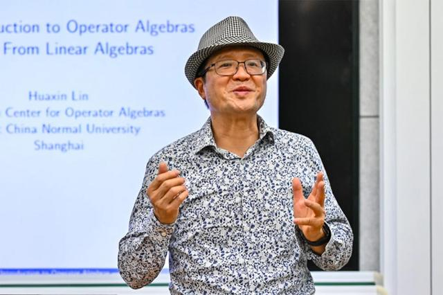 林华新在课堂讲课 资料图 