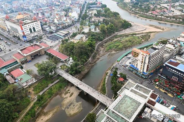 广西东兴市是我国与东盟唯一海陆相连的边境口岸城市，与越南芒街市隔着界河北仑河相望。新华社记者 陈钟昊 摄