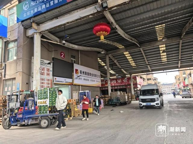 余杭区博园路的果品批发市场。记者 俞刘东 摄