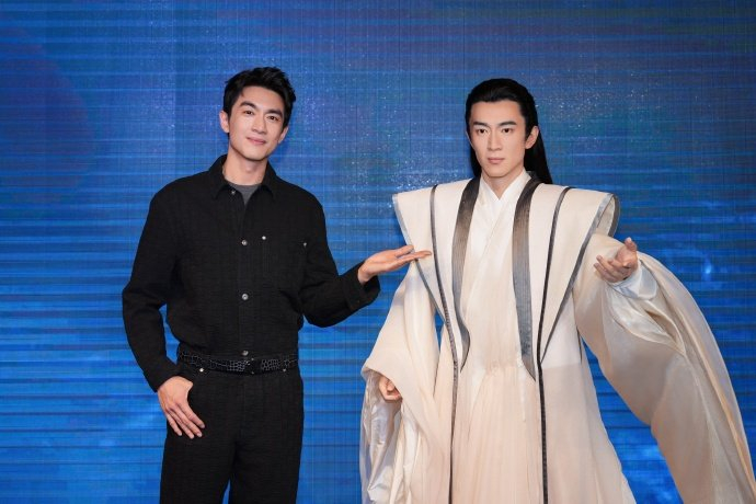 林更新和以他在《与凤行》中的角色为蓝本的蜡像。图源@林更新工作室