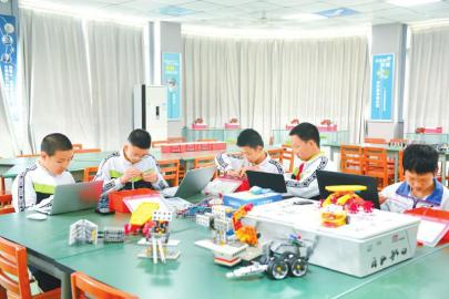 成都市棕北中学学生在学校专用创客教室里做实验。