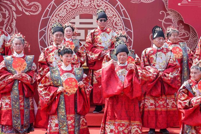 珠海：16对银发“新人”参与集体婚礼