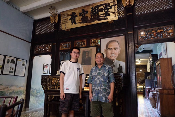 本文作者与孙中山槟城基地纪念馆（即庇能会议旧址）业务人员合影