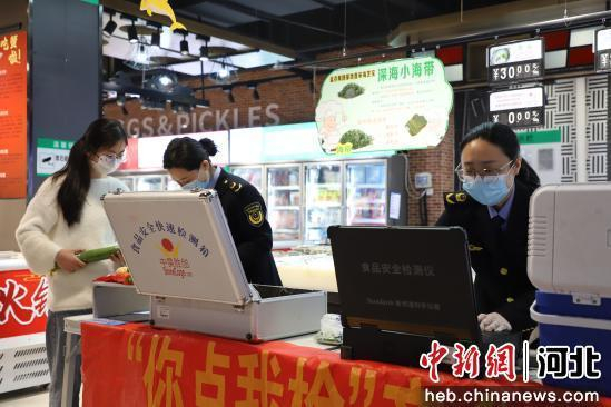 图为孟村回族自治县市场监督管理局在商超进行食品快速抽检。 杨洋 摄