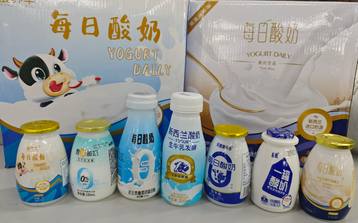 ▲新京报记者随机购买的7款“酸奶”。新京报首席记者 郭铁 摄