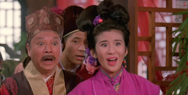 夏春秋（左一）和女儿吴君如（右一）共同出演电影《花田喜事》。电影截图