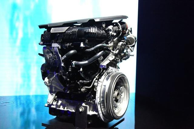 　　底盘方面，配备全新一代的DCC自适应电子悬架，拥有15档DCC模式，阻尼值调节范围60%-800%。