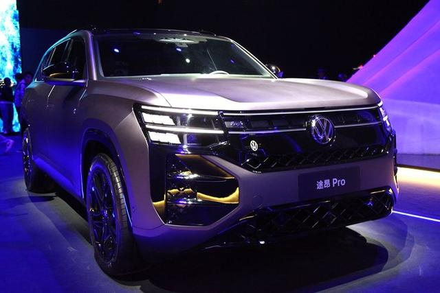 　　车头部分，凌云之翼前脸与星海流光大灯搭配，贯穿式灯带与发光车标结合，具有较强的视觉冲击力。