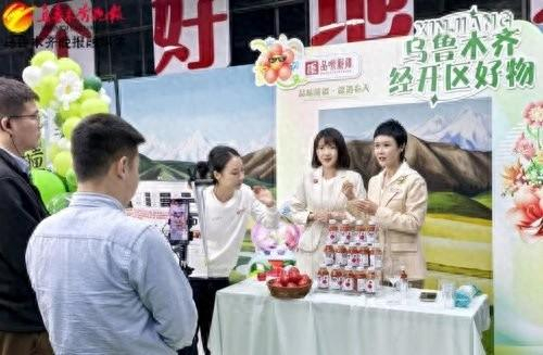 　　 在经开区好物专场直播现场，新疆好物推介官贺娇龙正在推介经开区（头屯河区）企业生产的食品。记者唐红梅摄