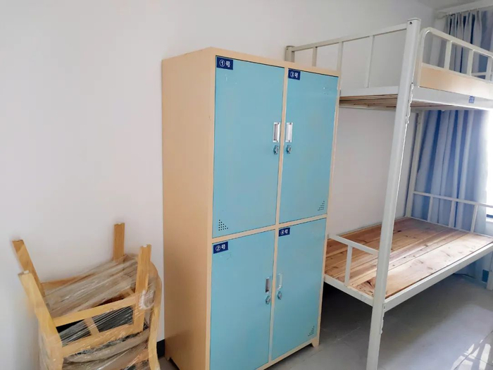 2025年3月上旬，城建·水岸5号楼部分房间放置了简易的床铺和储物箱。本文摄影/本刊记者 周群峰