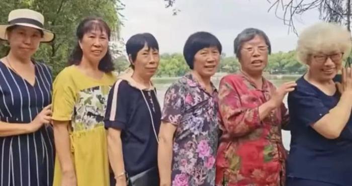 现实版《六姊妹》，年龄相加429岁，定制“团服”全国旅游