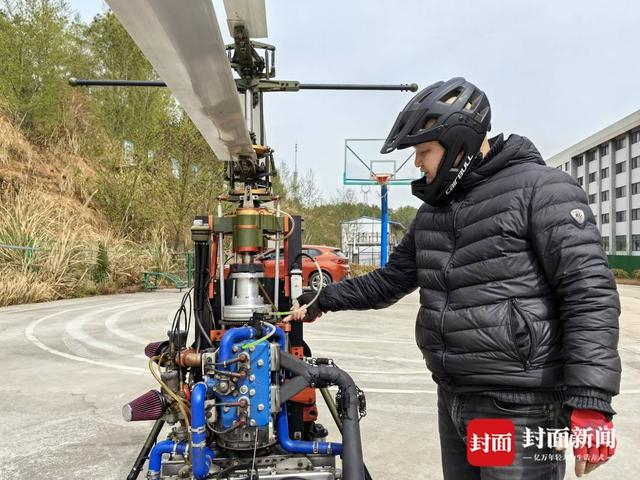 练飞后唐正兴再次检查飞机。刘彦谷摄