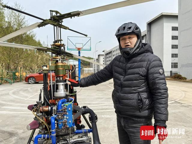 唐正兴向记者介绍他的飞机。刘彦谷摄