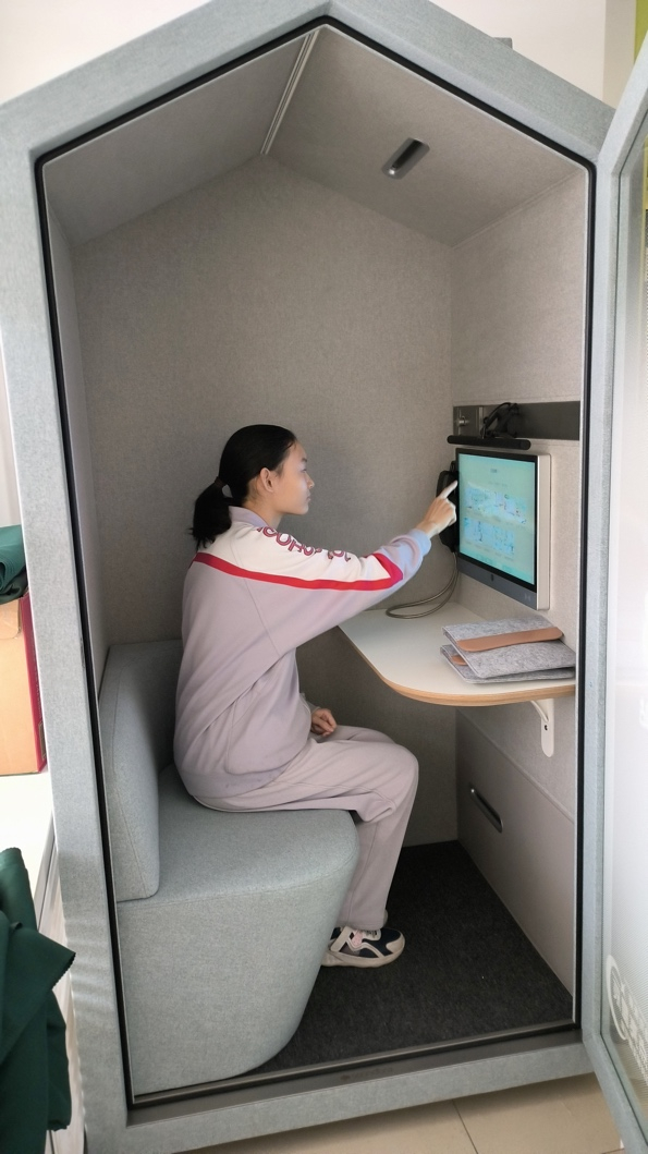 在小智聆心AI空间站中，除了倾诉压力，学生们还可以与AI英语陪练官、小岛诗仙等数百个智能体进行互动。受访者供图