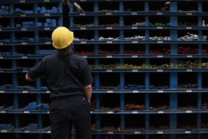 当地时间2025年3月11日，美国加利福尼亚州伯班克，一位顾客在一家金属供应商处选购钢铁产品。视觉中国 图