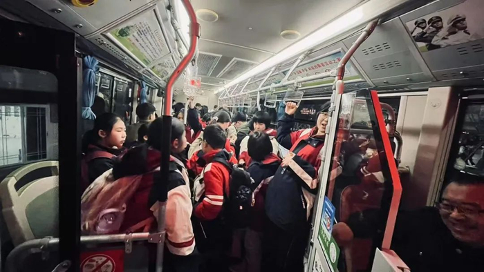 ▲舞阳中学学生放学后在校园内乘坐公交