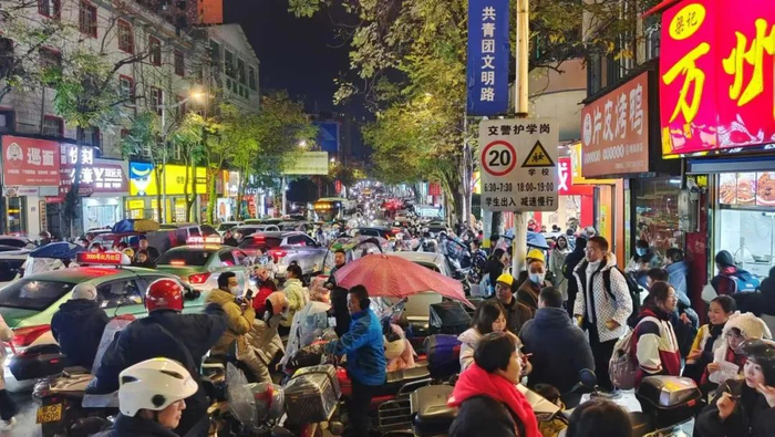 ▲定制公交没有实施之前的舞阳大道高峰时段