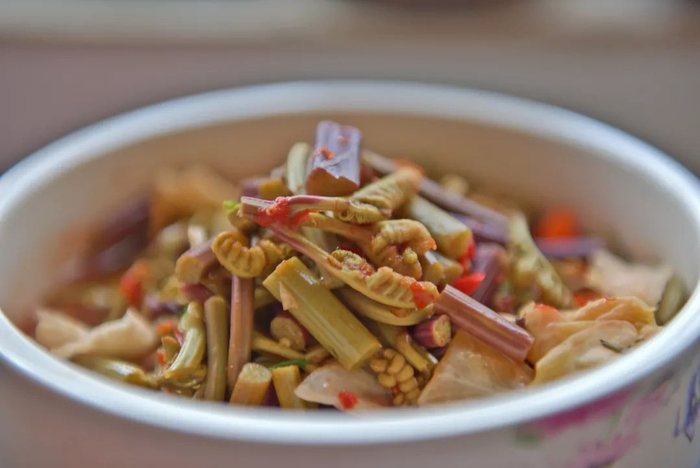 腌蕨菜 吴再忠 摄