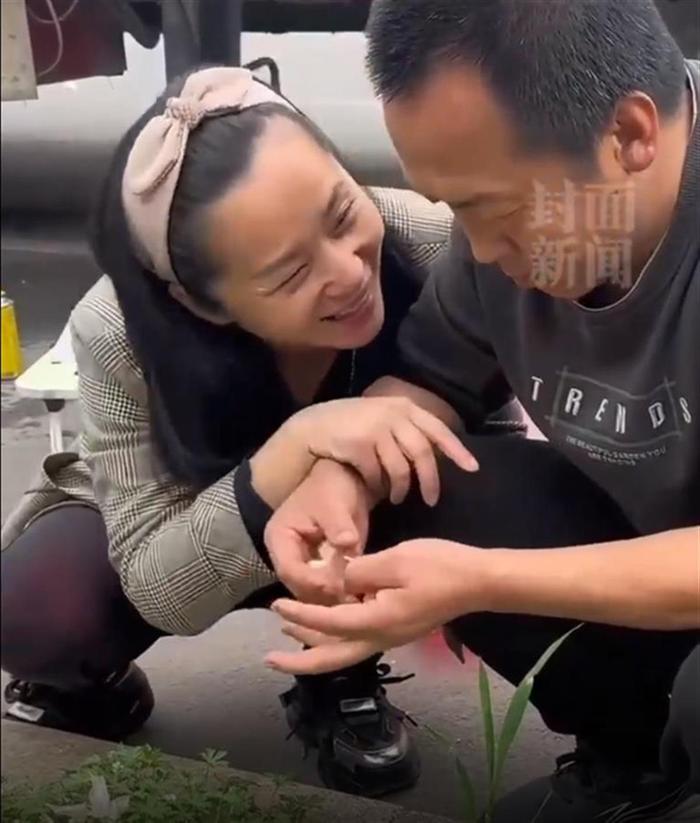 偏瘫妻子去世1年后男子谈对象被网暴，非要他活在过去和悲痛当中吗？