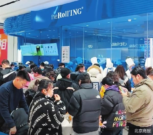 与开业时大排长龙相比，the Roll'ING店前客流已恢复正常。小红书截图
