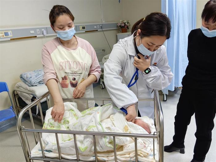 儿科医生到产科查房，多学科协作守护新生儿健康