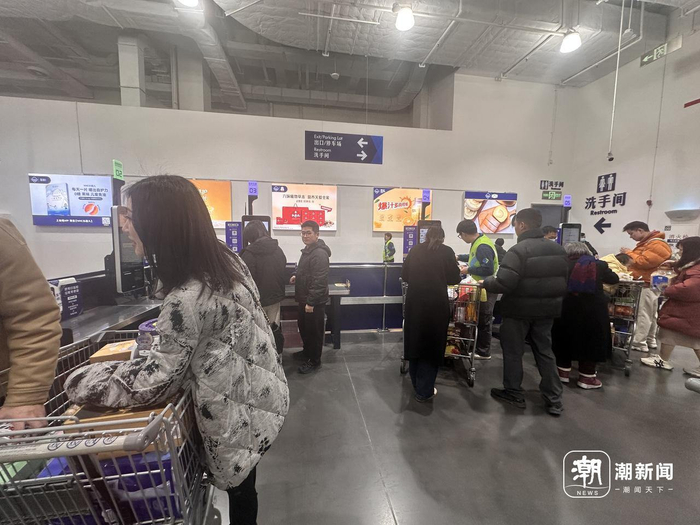 山姆奥体印象城店自助收银区客流量较大，工作人员响应不够及时。 记者 章然 摄