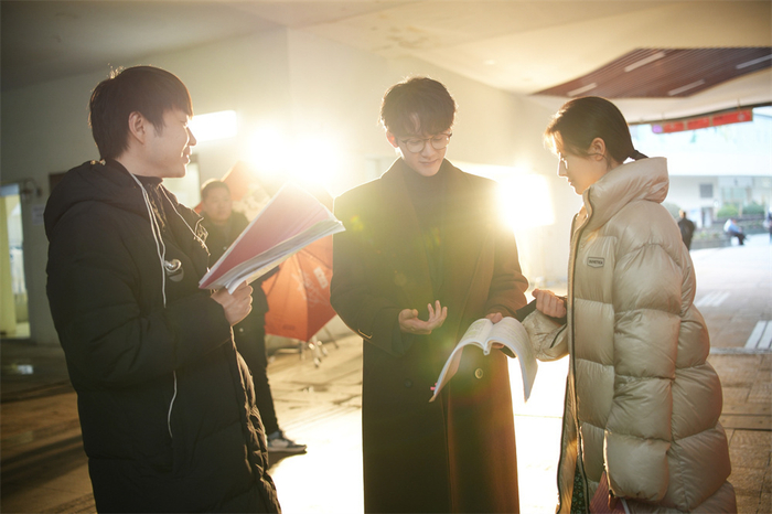 陈跃进（左一）在片场