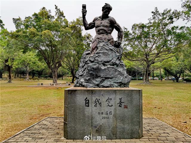 在一个古老的山村里，住着一位名叫老杨的石匠