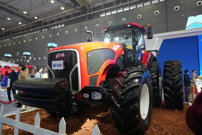 国机集团国产最大450马力无级变速轮式拖拉机试制成功