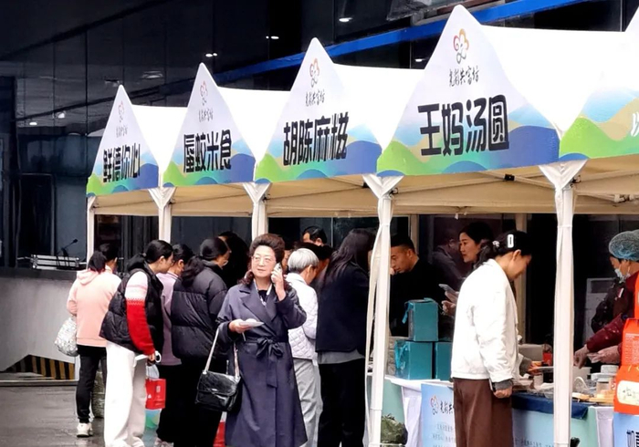现场的特色美食市集，人气火爆。