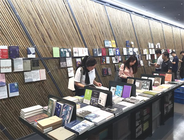 落户于广东时代美术馆底层的博尔赫斯书店，2023年