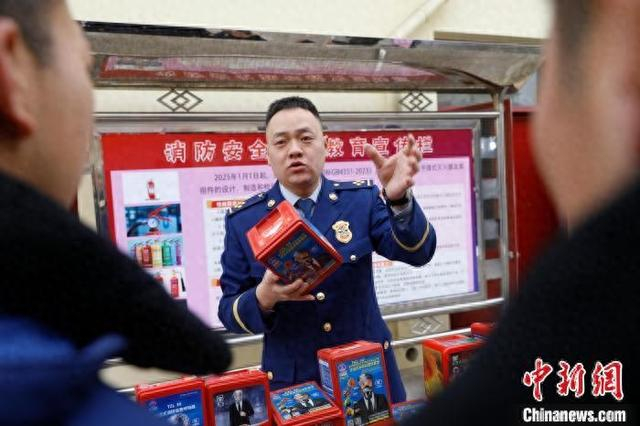 逃生面罩属于“宁可终生不用，不可用而不备”的保命器材。图为消防救援人员讲解逃生面罩优劣辨别方法。 程鑫 摄