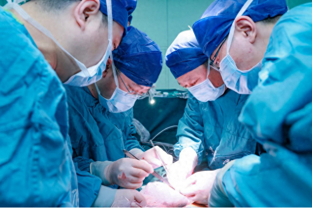 西京医院医疗团队在进行肾脏移植（图片源自西京医院公众号）