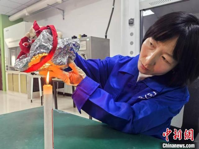 逃生面罩的材料阻燃性能是否达标，对于保护逃生人员极为重要。 陆祁国 摄