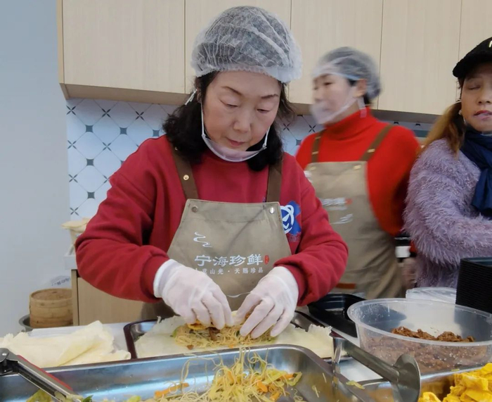 宁海特色美食现场制作。