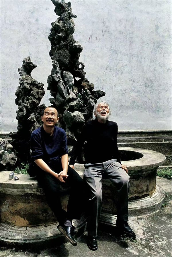 陈侗与阿兰·罗伯-格里耶在云南，2005年，陈海平摄