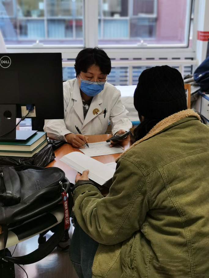 ▲北京朝阳医院肥胖门诊，苗莉正在为患者计算饮食参考热量。新京报记者 戴轩 摄