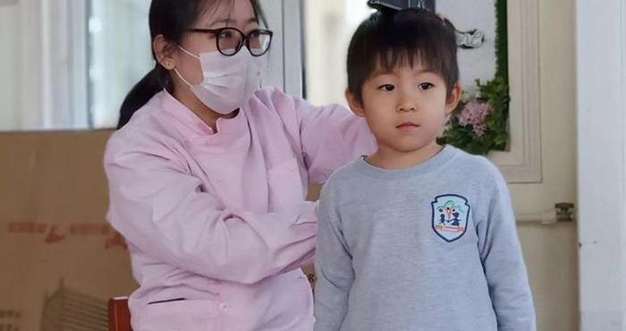 孩子身上有4个特征，以后多半是“大高个”，准确率还挺高